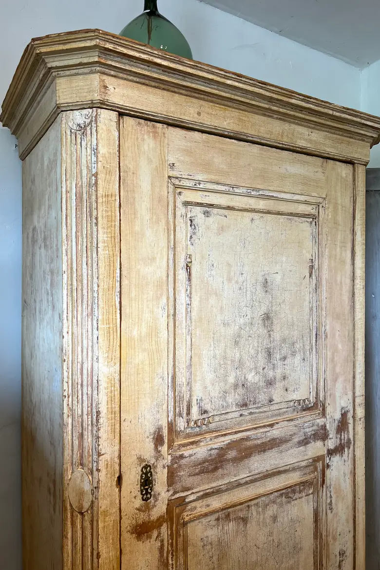 Ancienne armoire patinée