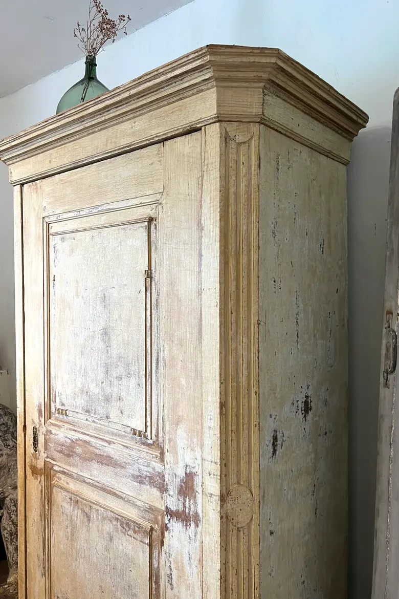 Ancienne armoire patinée