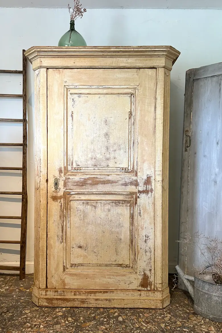 Ancienne armoire patinée