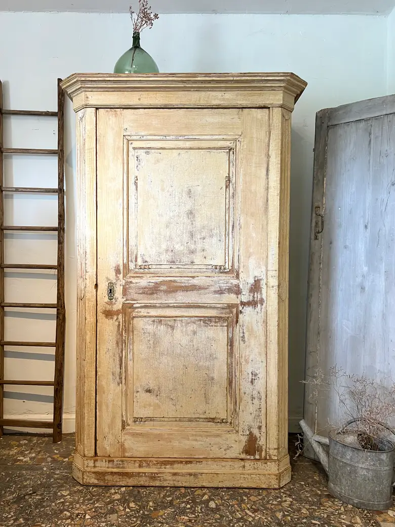 Ancienne armoire patinée