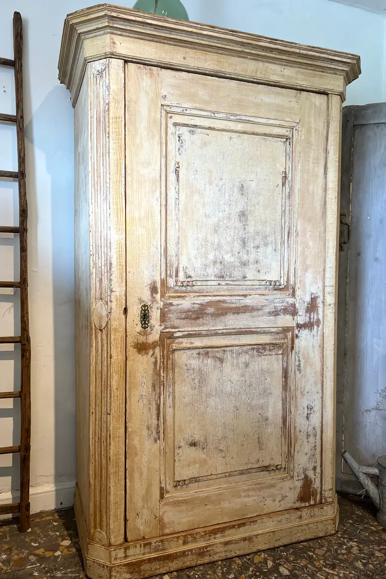 Ancienne armoire patinée