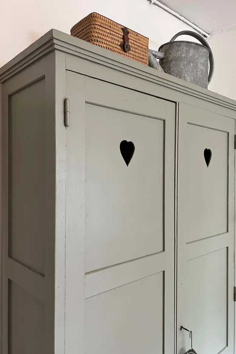 Ancienne armoire peinte 1950