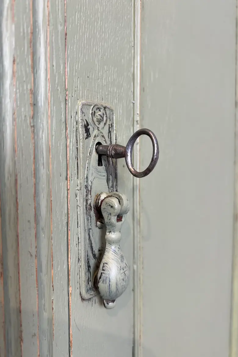 Ancienne armoire peinte