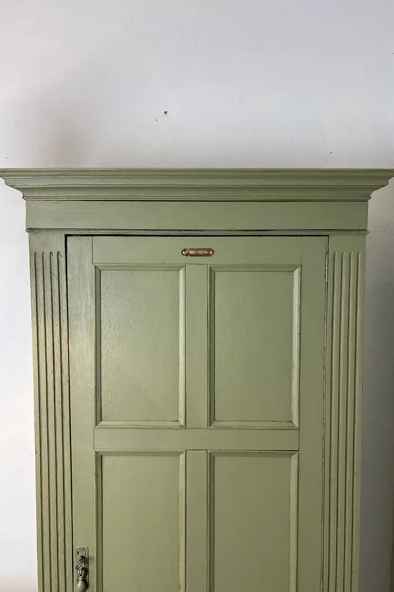 Ancienne armoire peinte