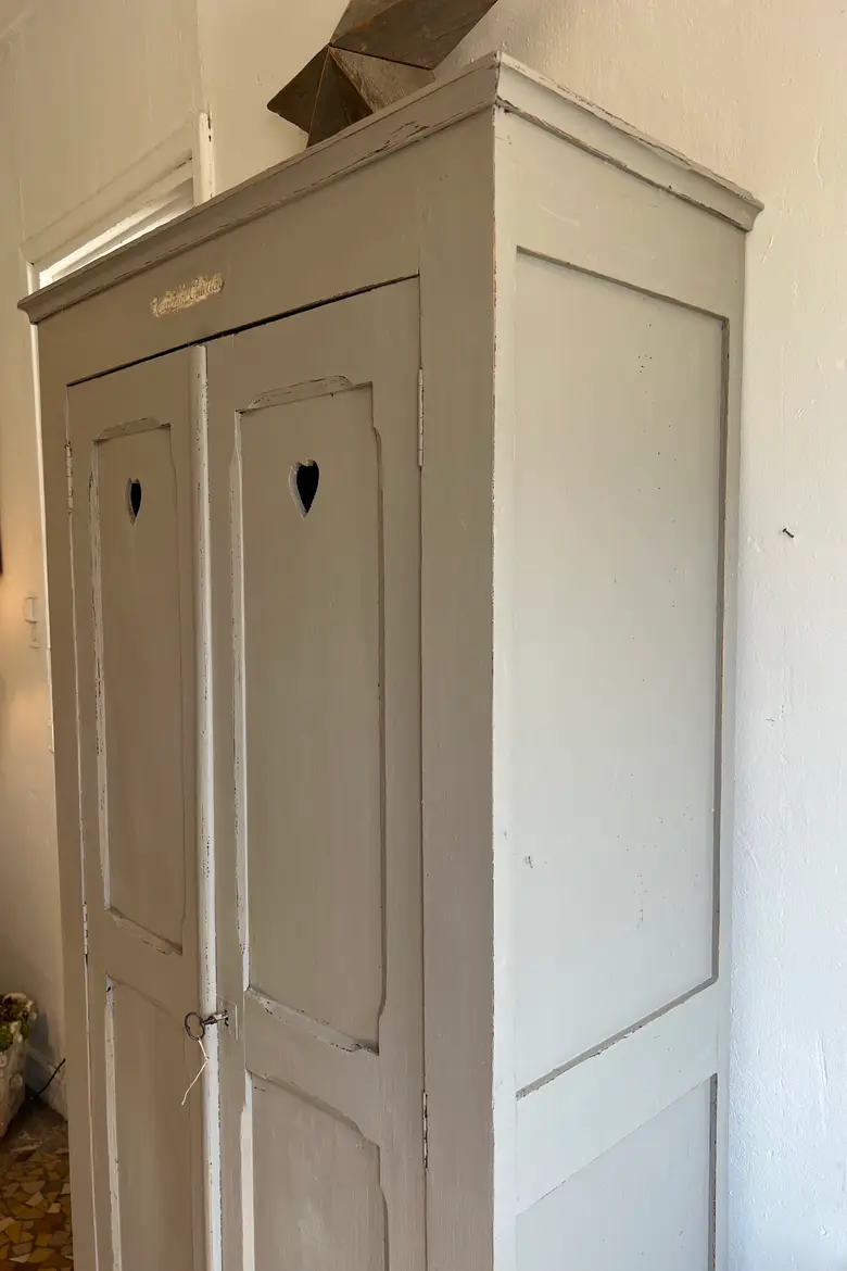 Ancienne armoire peinte en vert