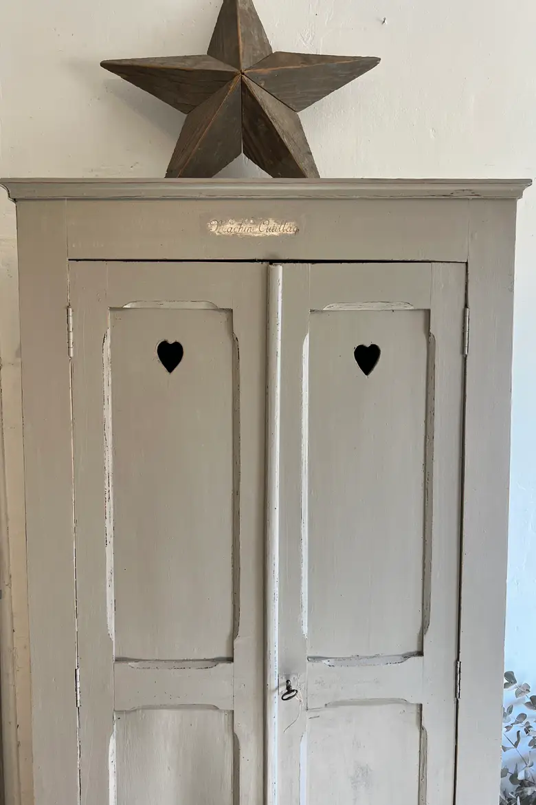 Ancienne armoire peinte en vert