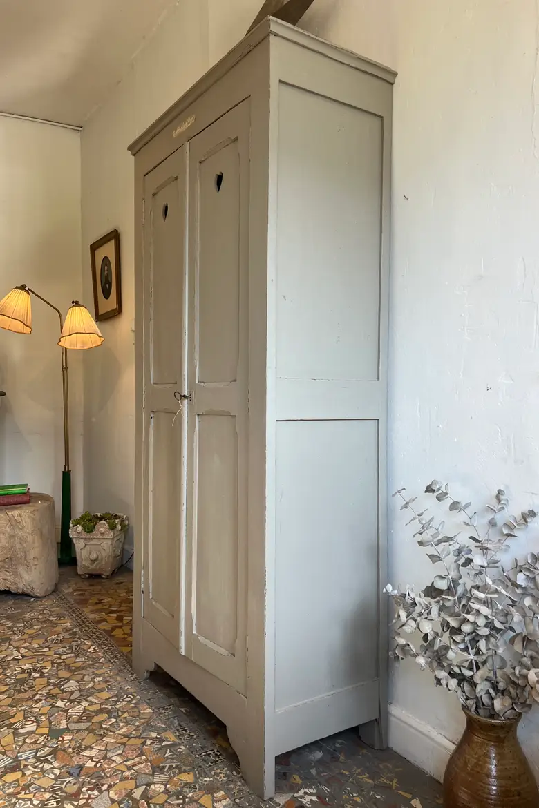 Ancienne armoire peinte en vert