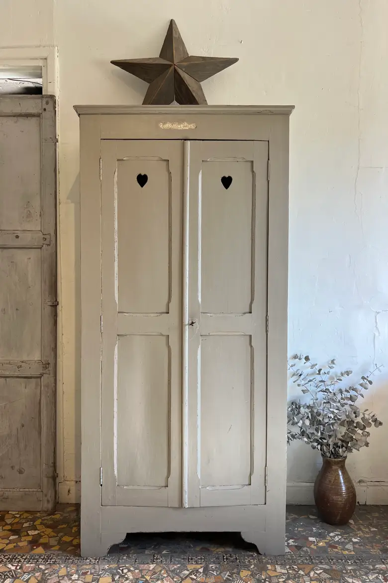 Ancienne armoire peinte en vert