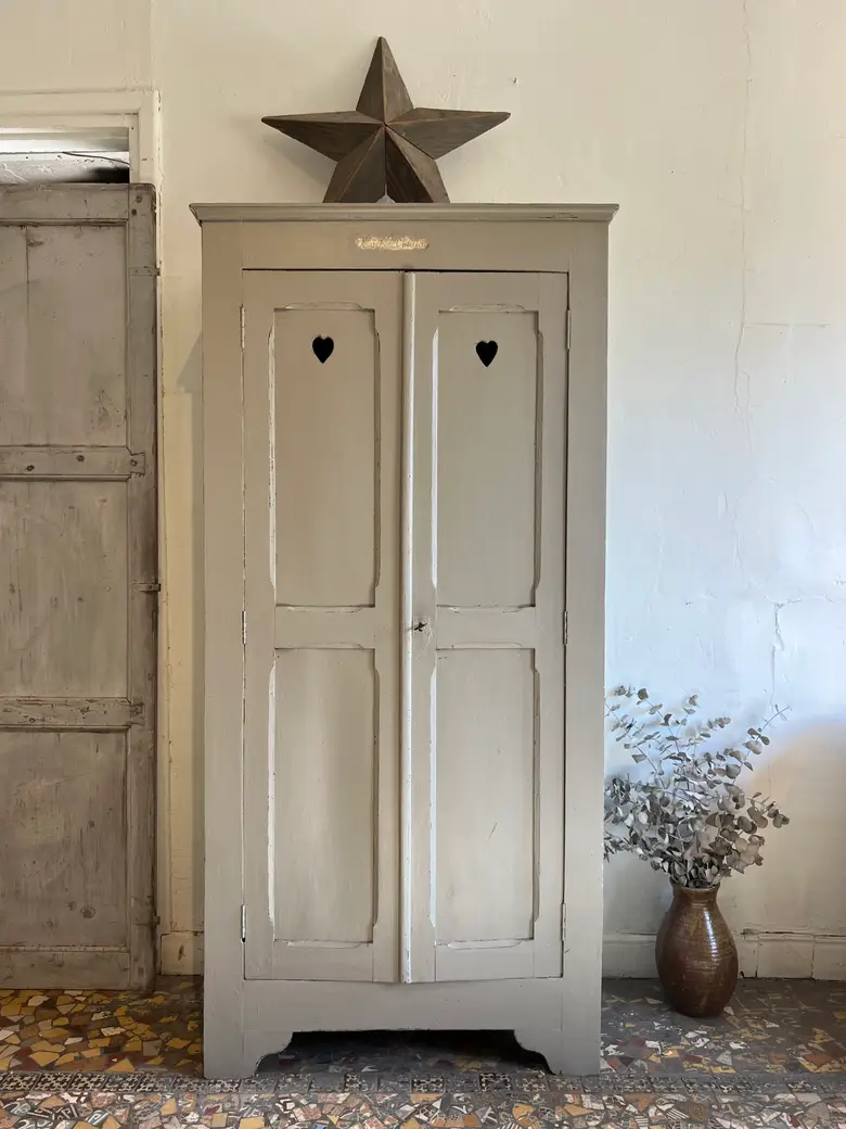 Ancienne armoire peinte en vert