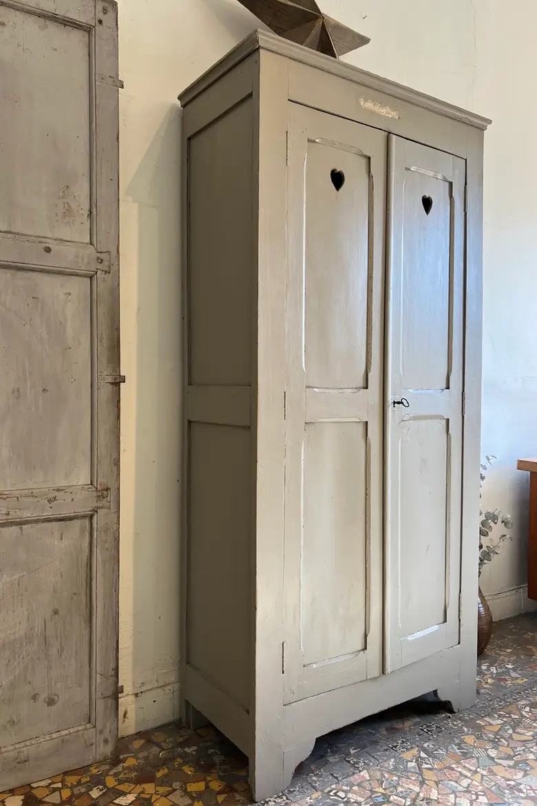 Ancienne armoire peinte en vert