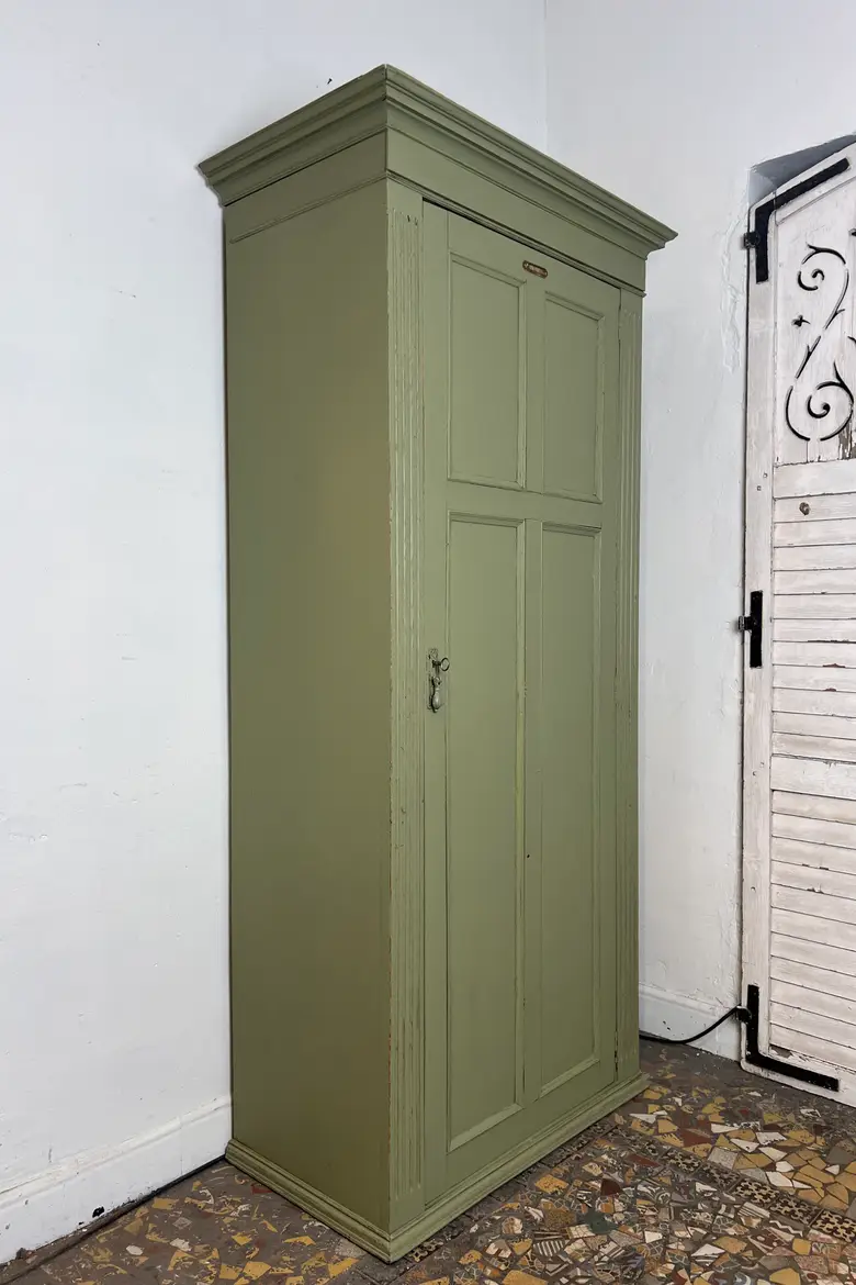 Ancienne armoire peinte