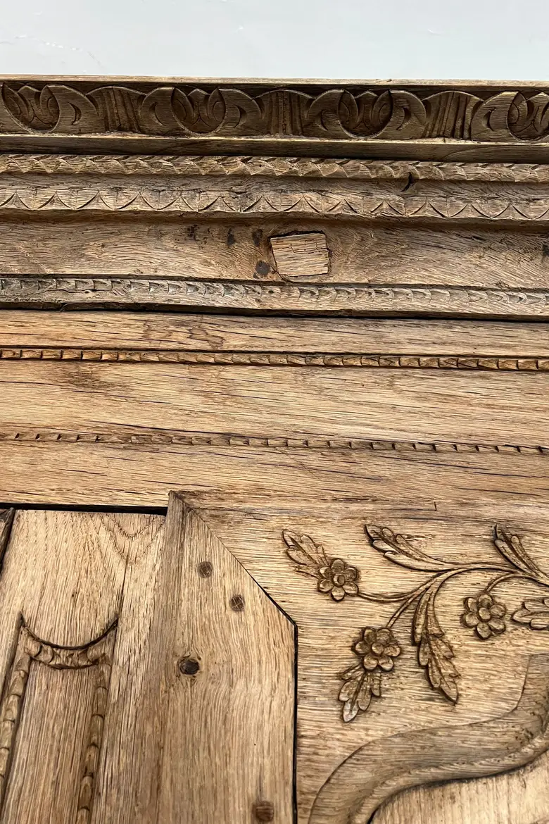 Ancienne armoire rustique Louis XV en chêne