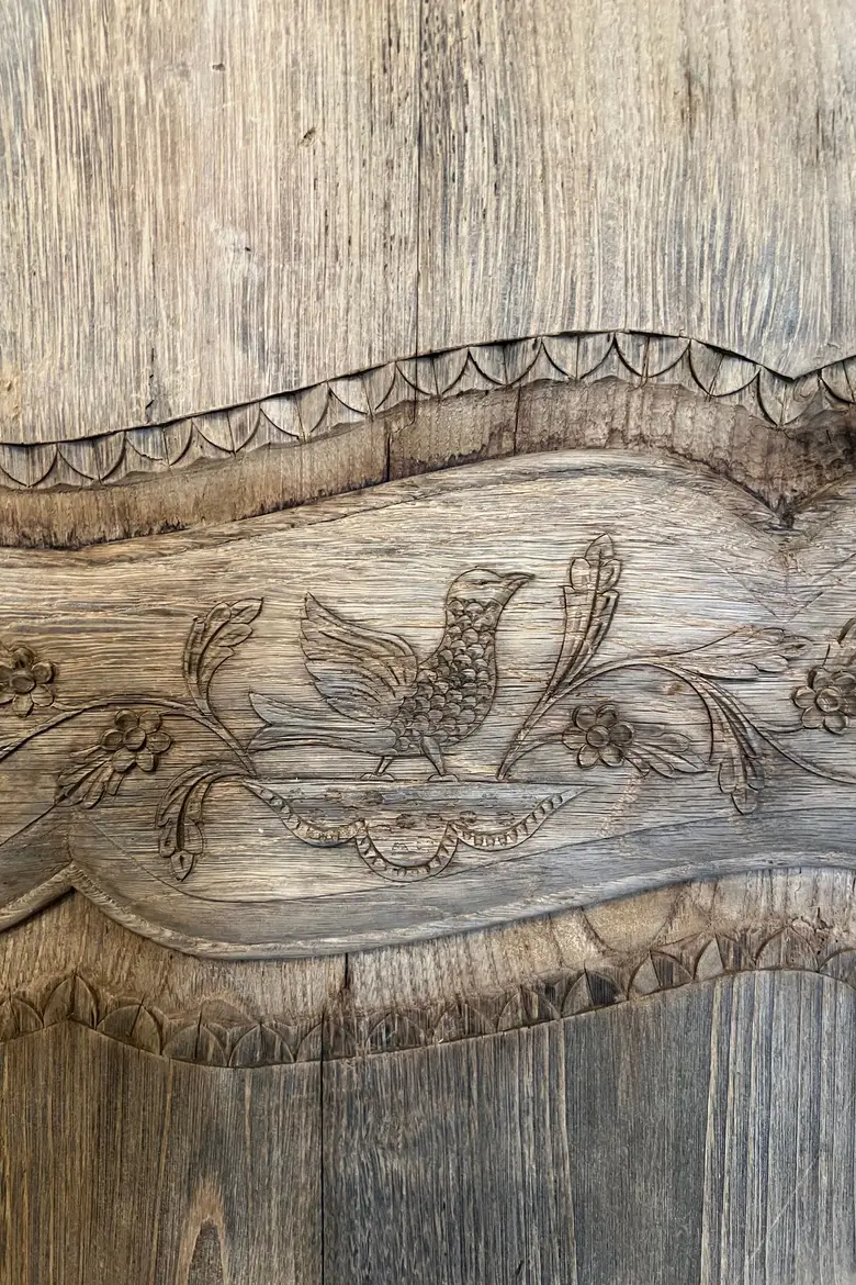 Ancienne armoire rustique Louis XV en chêne