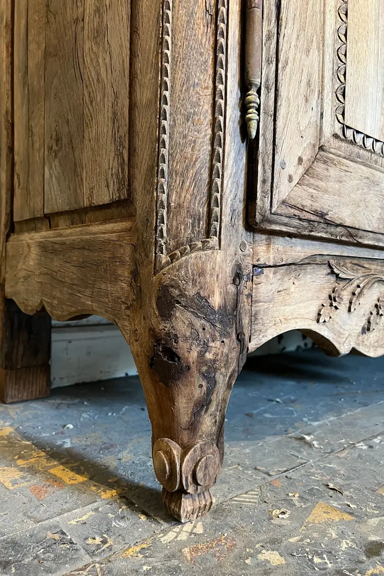 Ancienne armoire rustique Louis XV en chêne