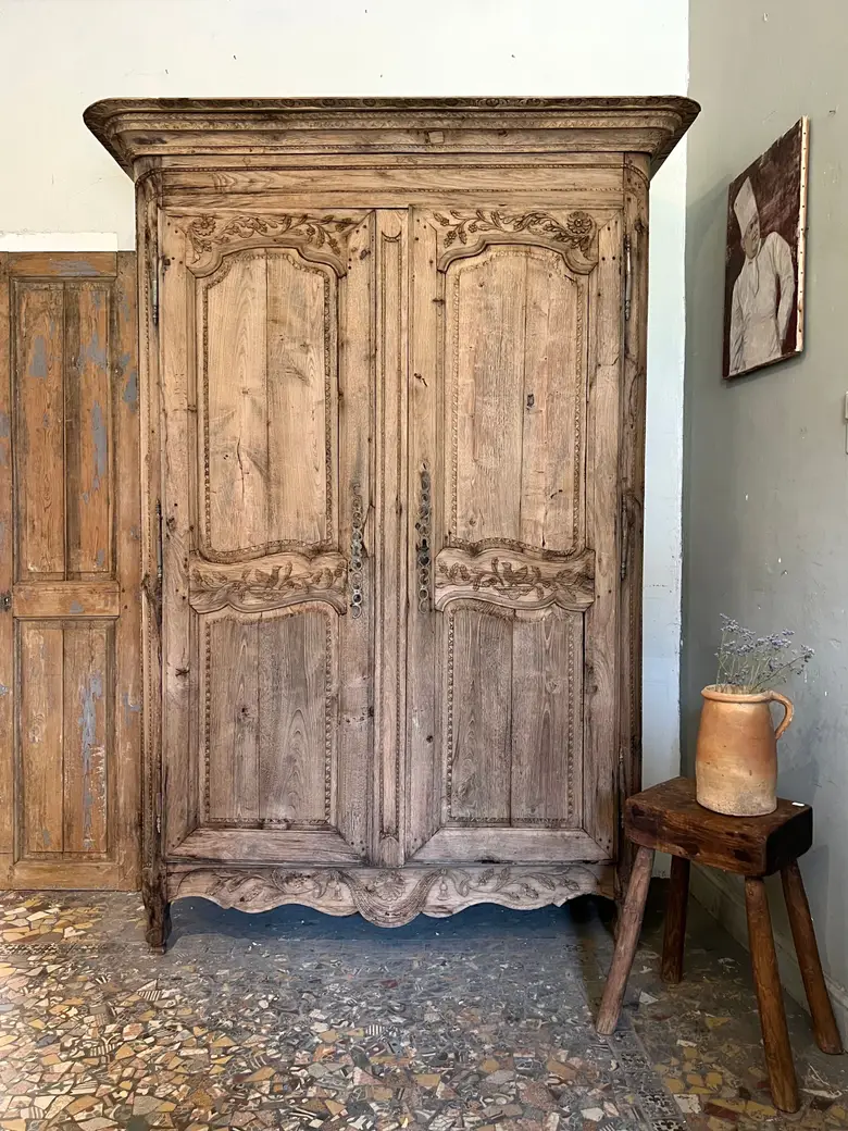 Ancienne armoire rustique  Louis XV en chêne