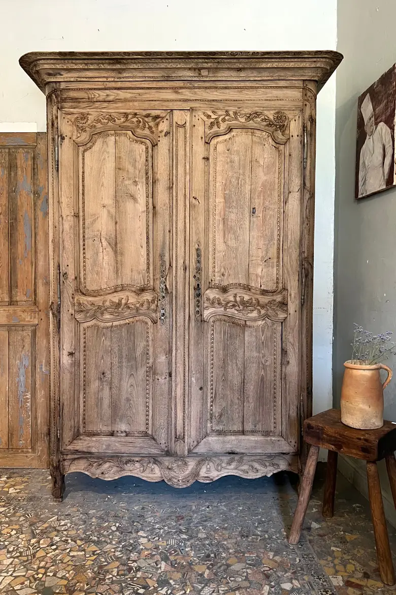 Ancienne armoire rustique Louis XV en chêne