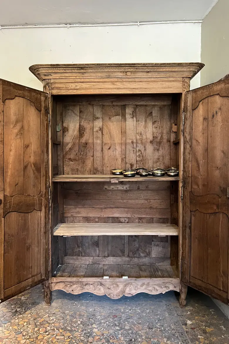 Ancienne armoire rustique Louis XV en chêne