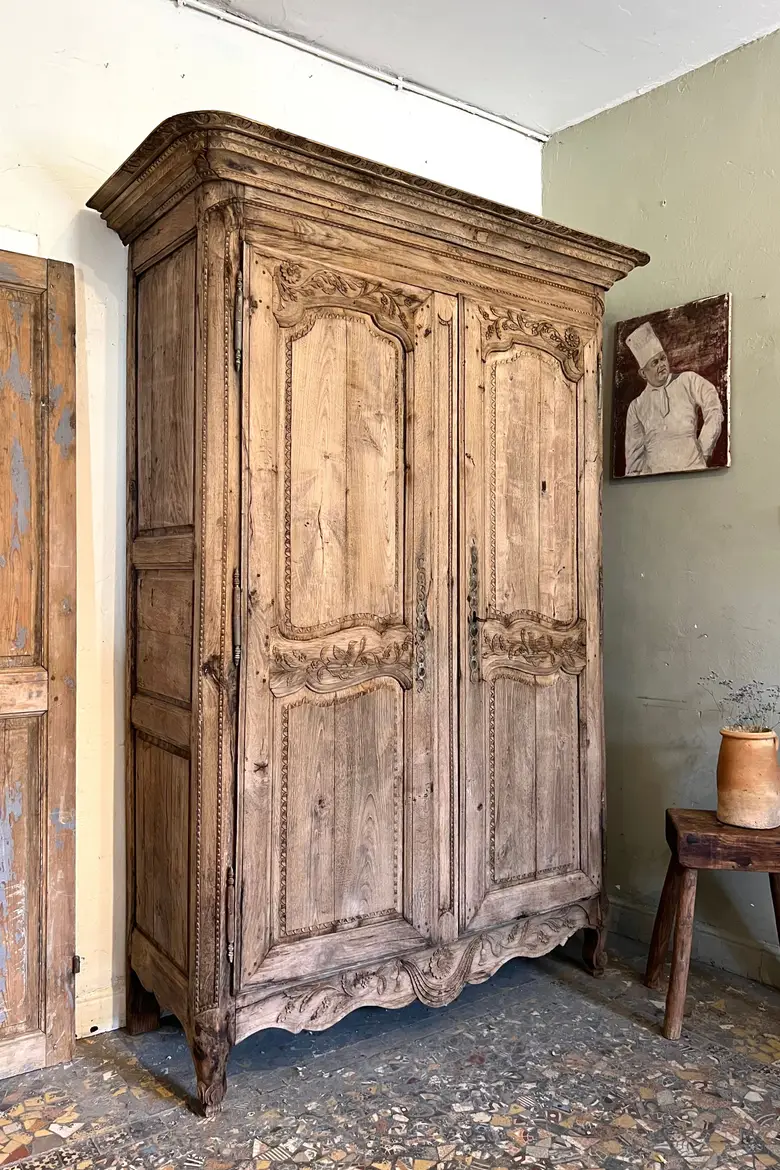 Ancienne armoire rustique Louis XV en chêne