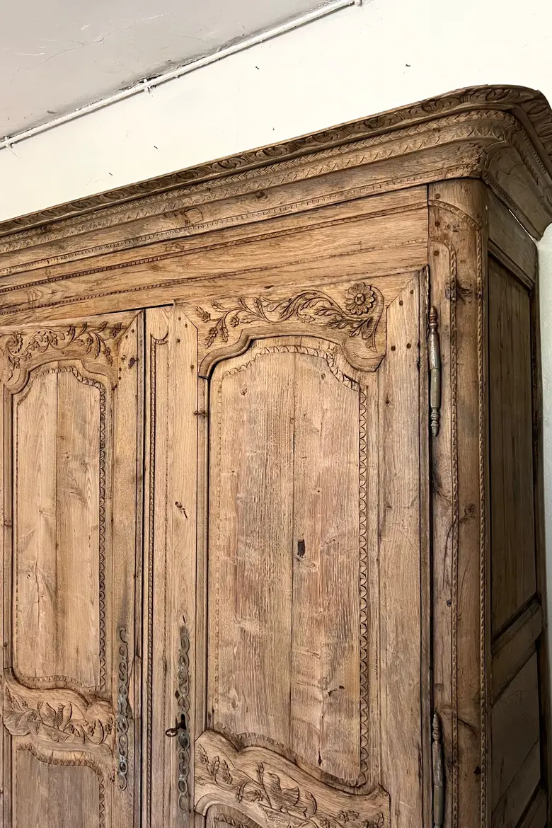 Ancienne armoire rustique Louis XV en chêne