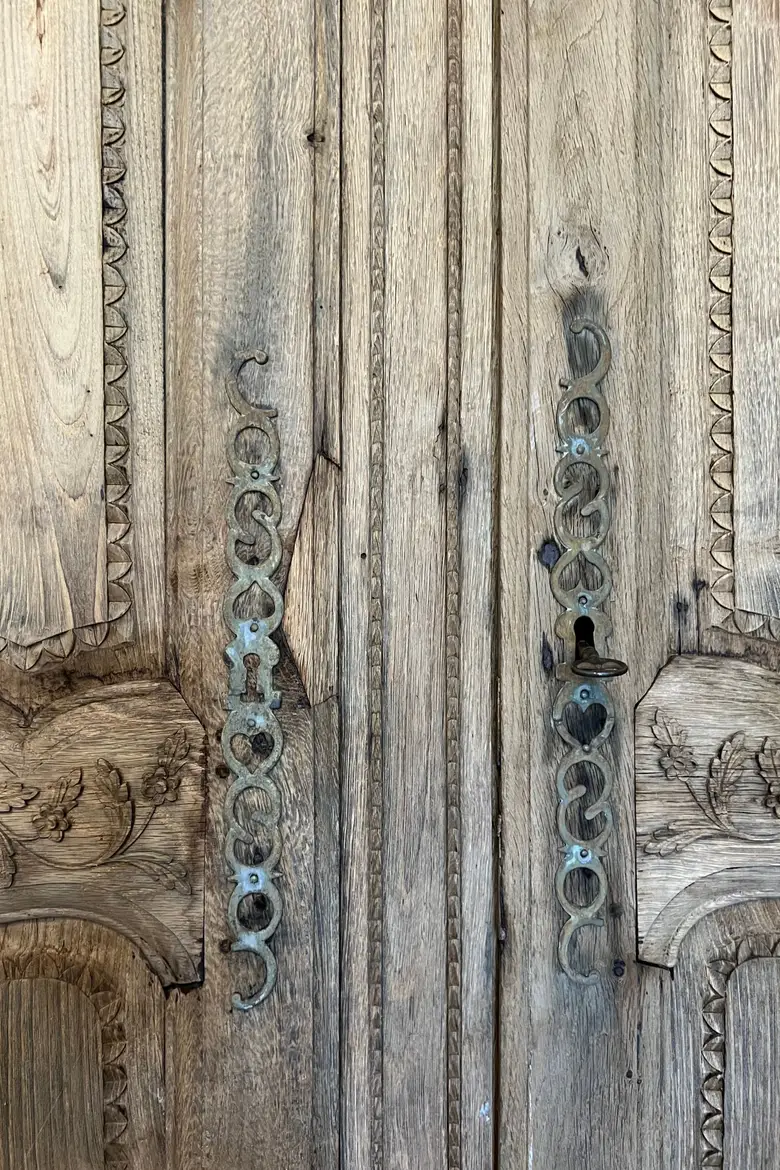 Ancienne armoire rustique Louis XV en chêne