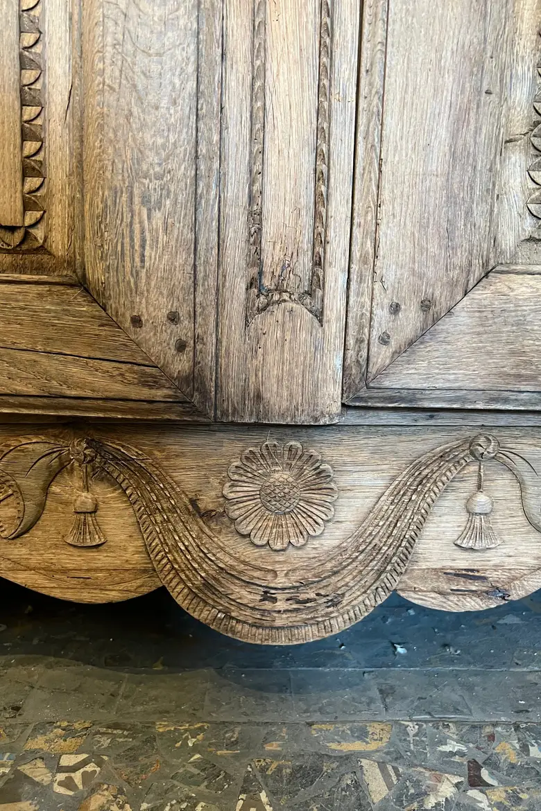 Ancienne armoire rustique Louis XV en chêne