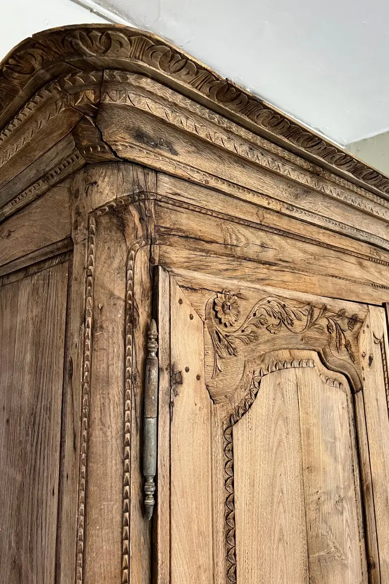 Ancienne armoire rustique Louis XV en chêne