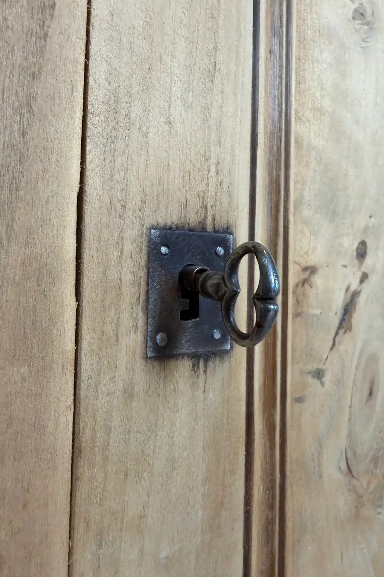 Ancienne bonnetière début 20ème en merisier