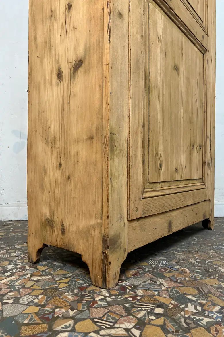 Ancienne bonnetière en sapin brut