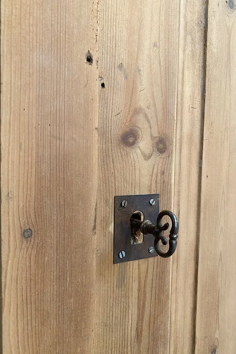 Ancienne bonnetière en sapin Début XXème