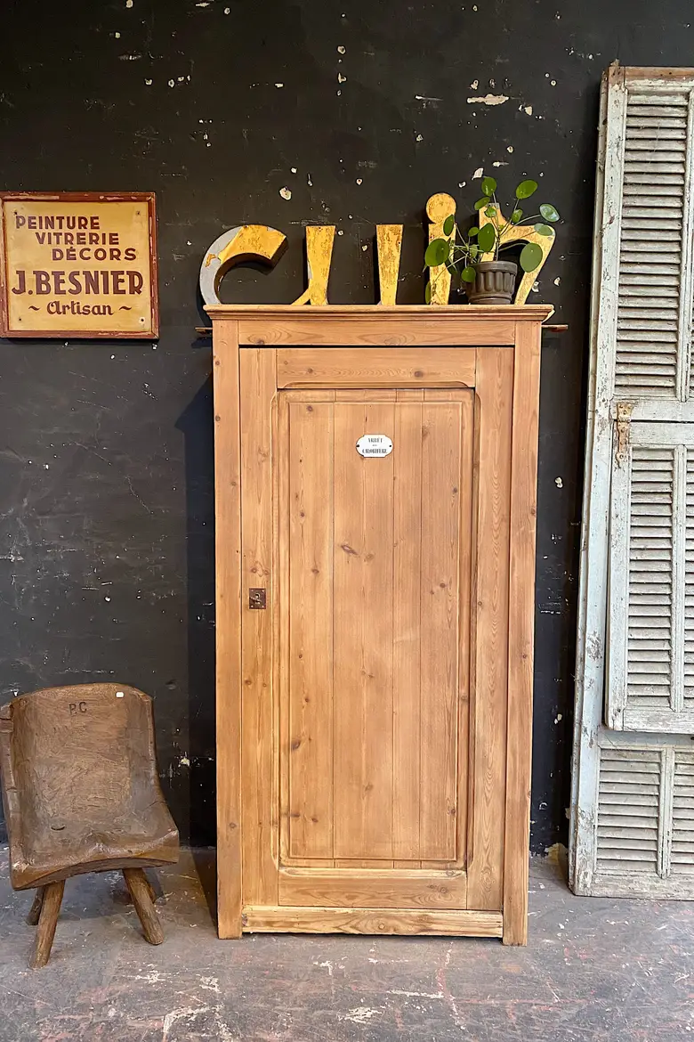 Ancienne bonnetière en sapin Début XXème