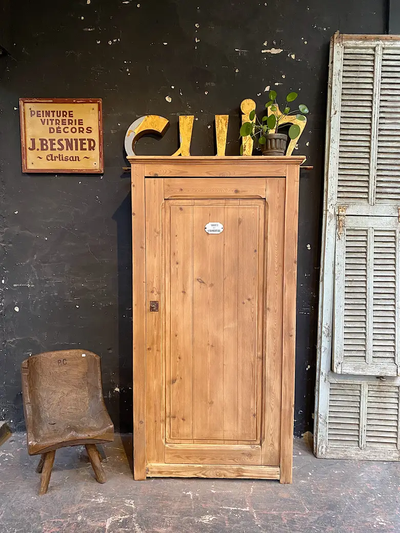 Ancienne bonnetière en sapin Début XXème