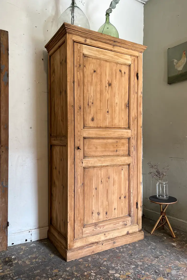 Ancienne bonnetière en sapin Début XXème