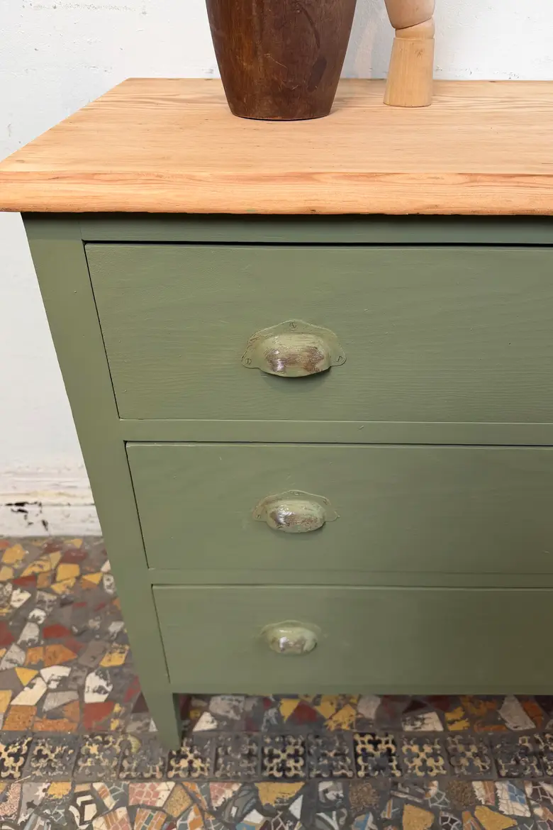 Ancienne commode en sapin