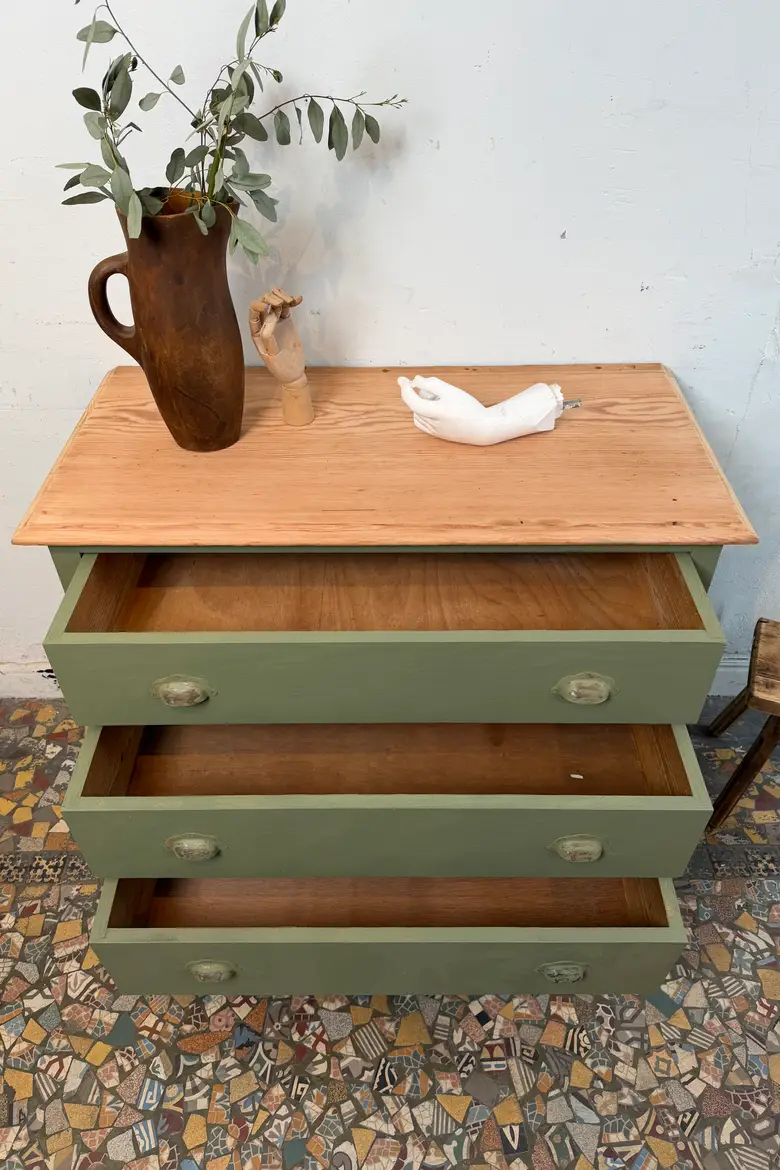 Ancienne commode en sapin