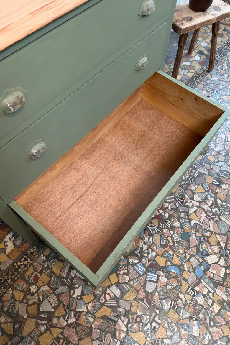 Ancienne commode en sapin