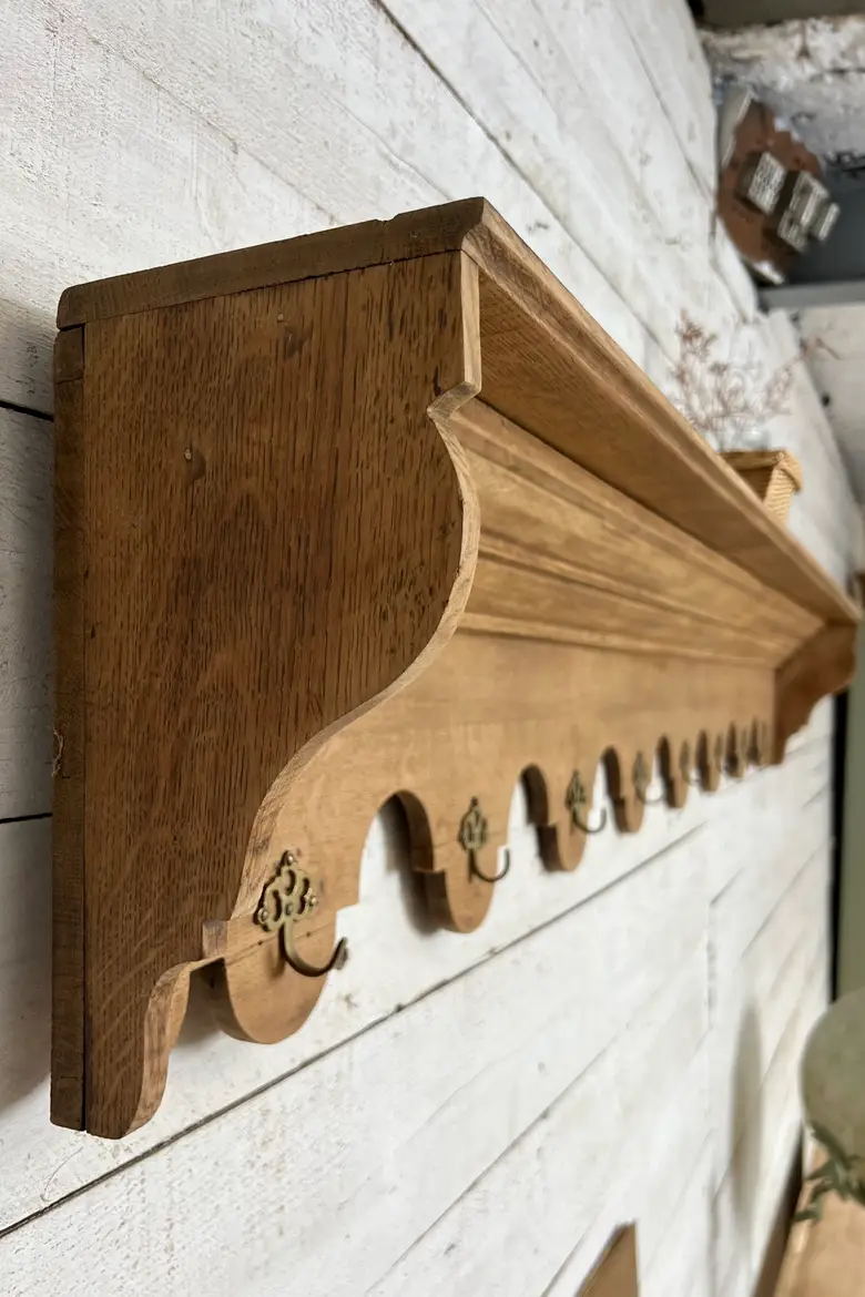 Ancienne crédence de cuisine en chêne – détournée en portemanteau