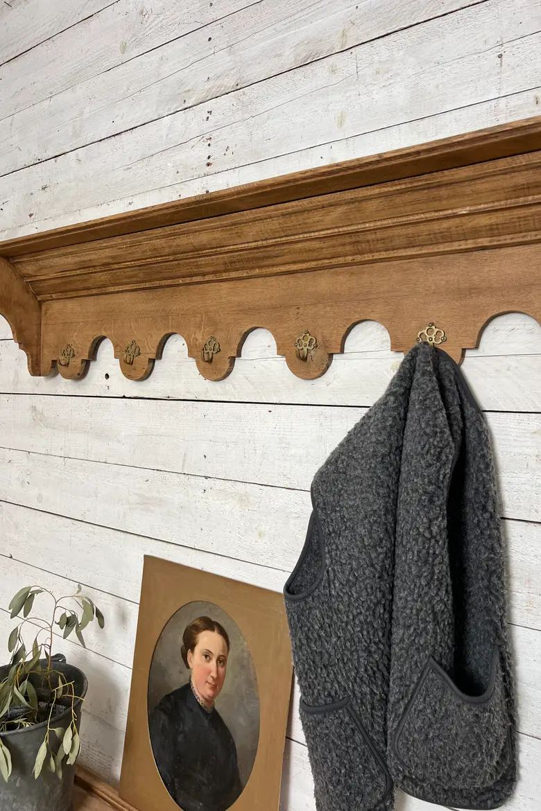 Ancienne crédence de cuisine en chêne – détournée en portemanteau