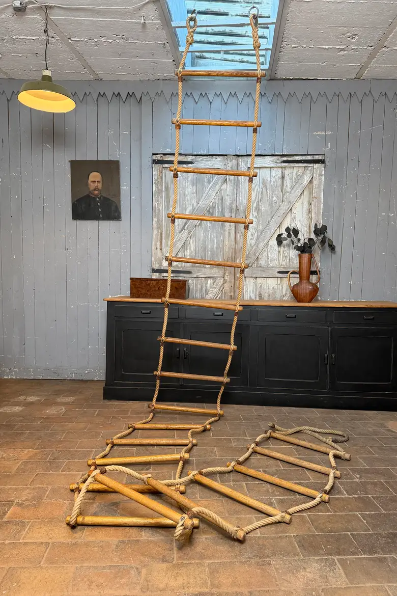 Ancienne échelle de corde et bois