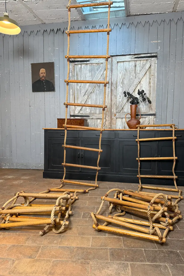 Ancienne échelle de corde et bois