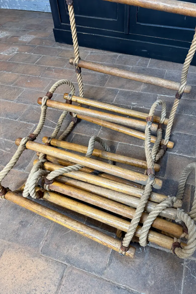 Ancienne échelle de corde et bois