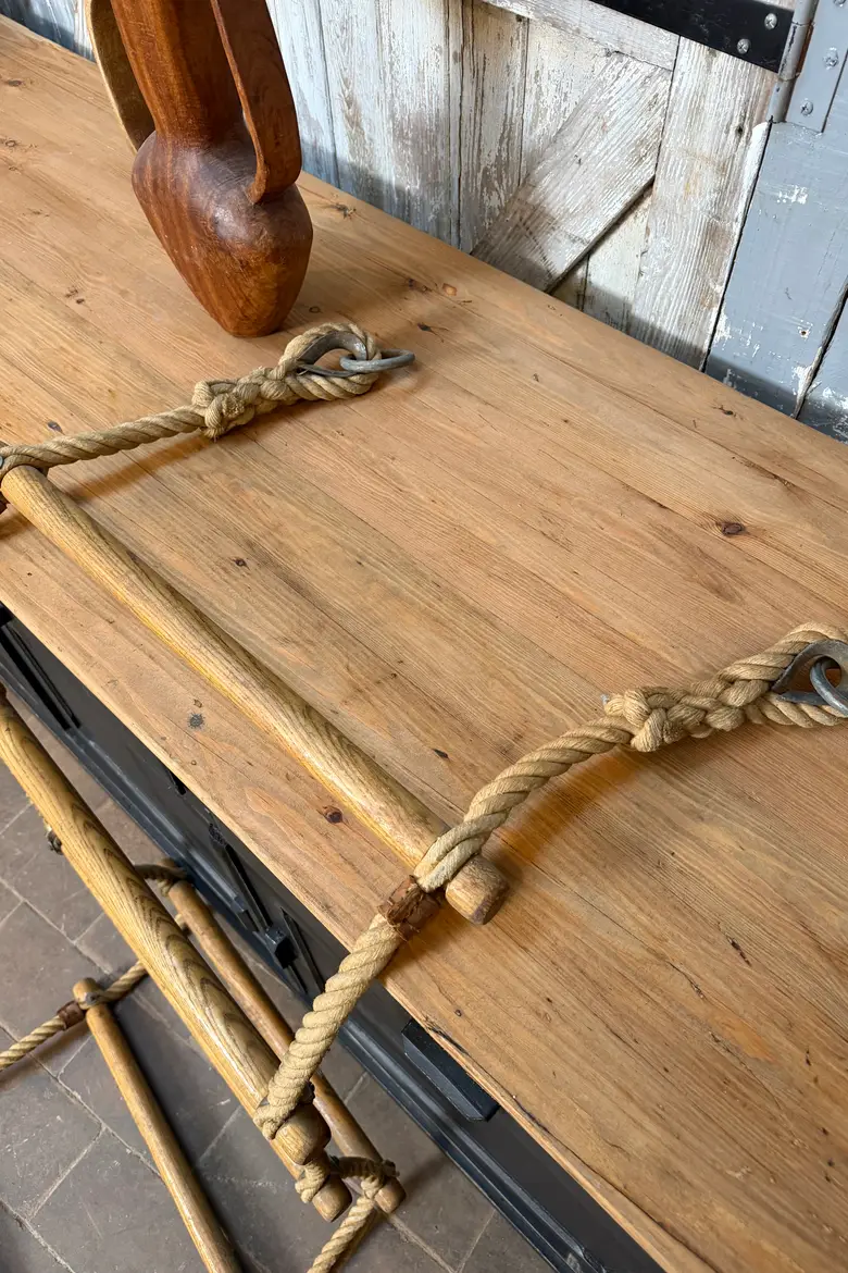 Ancienne échelle de corde et bois