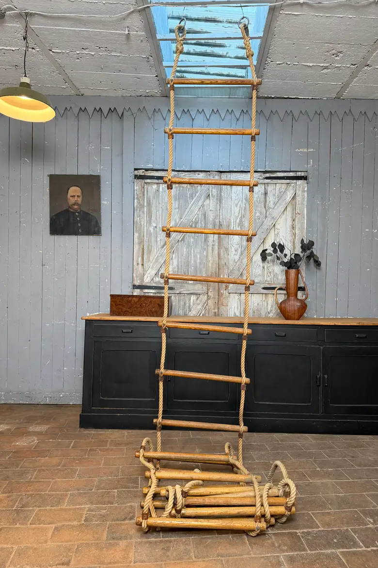 Ancienne échelle de corde et bois