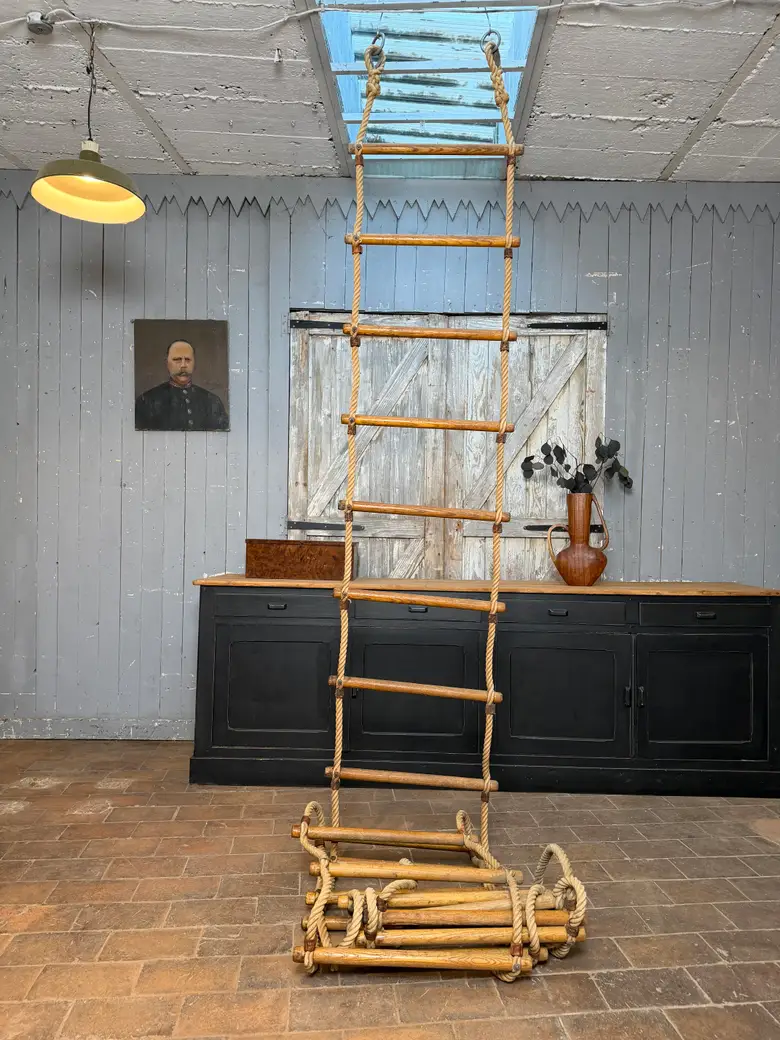 Ancienne échelle de corde et bois