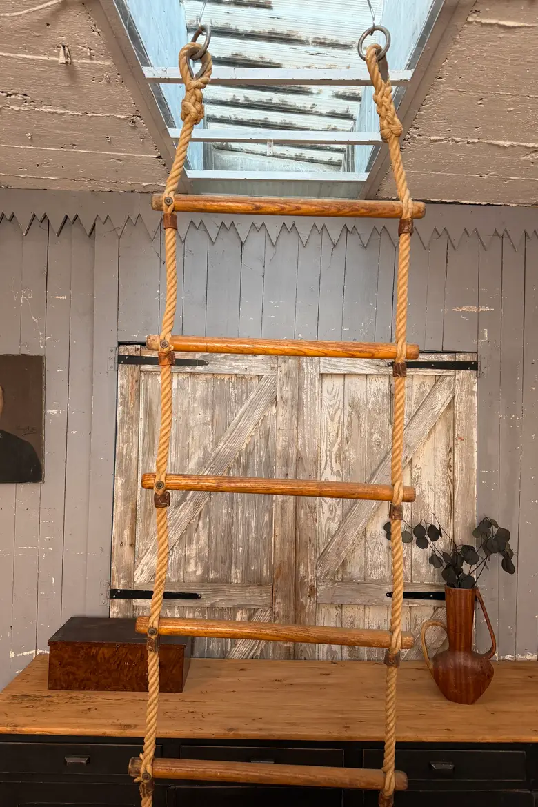 Ancienne échelle de corde et bois
