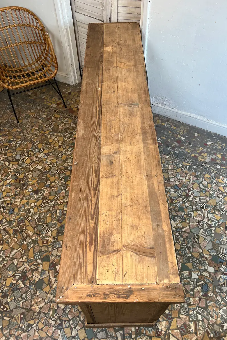 Ancienne enfilade d’atelier en sapin – 5 portes
