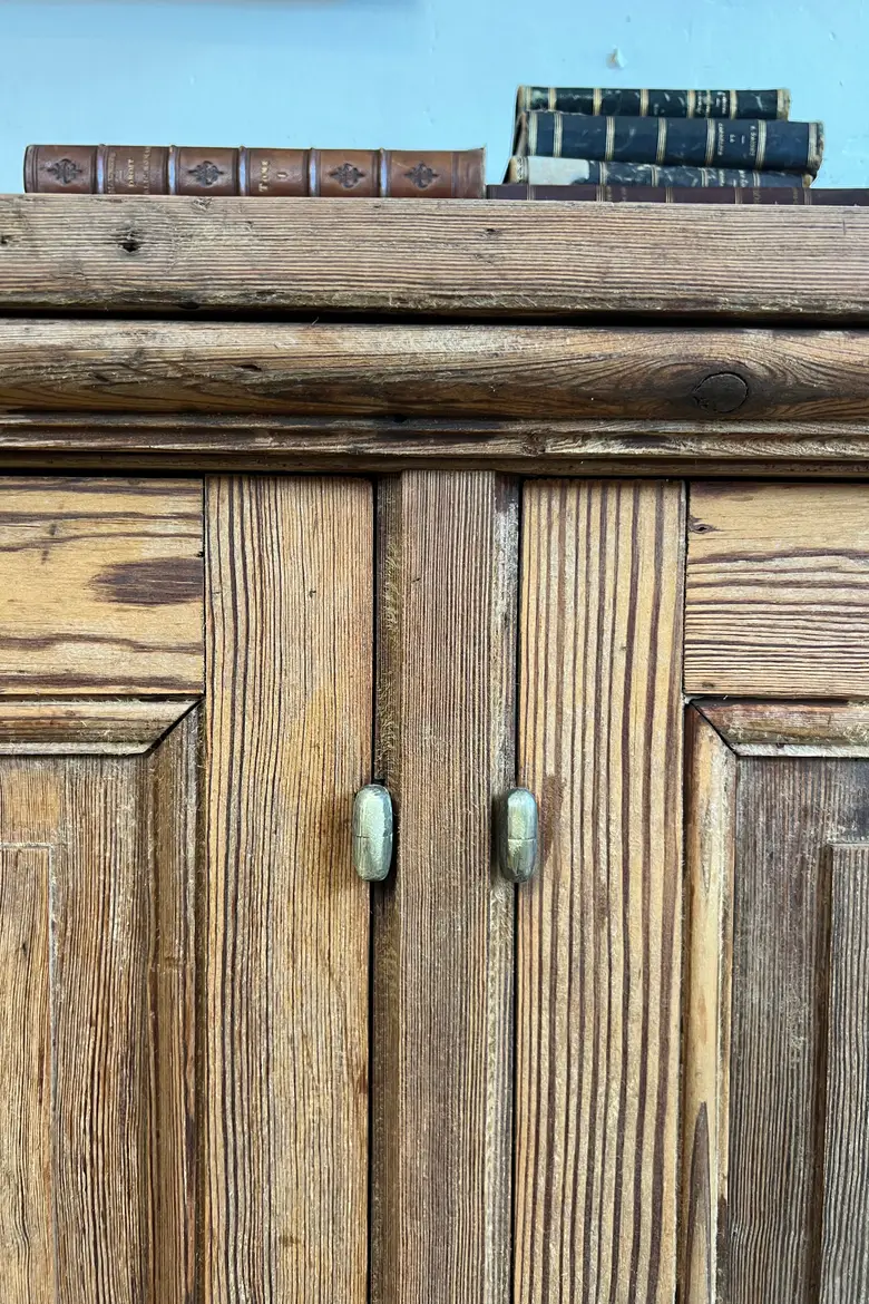 Ancienne enfilade d’atelier en sapin – 5 portes