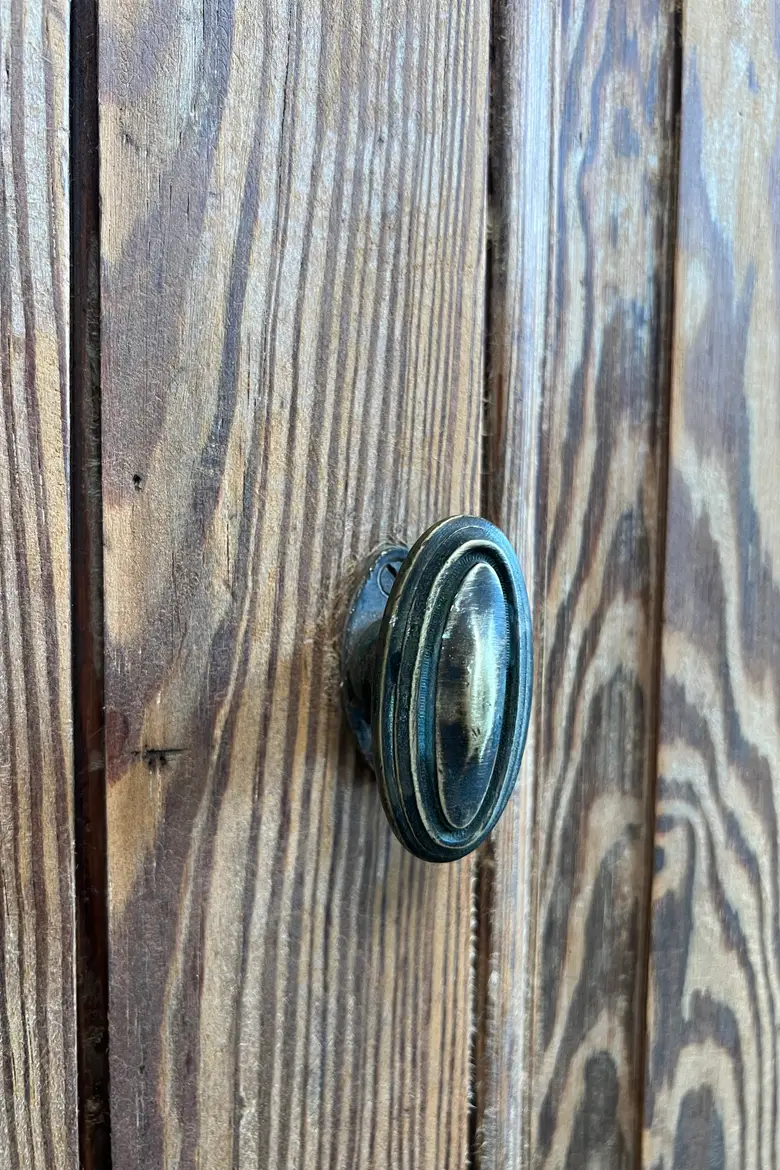 Ancienne enfilade d’atelier en sapin – 5 portes