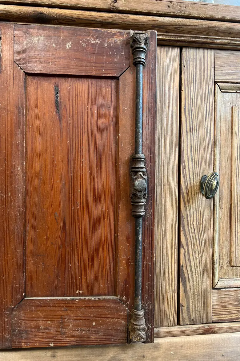 Ancienne enfilade d’atelier en sapin – 5 portes