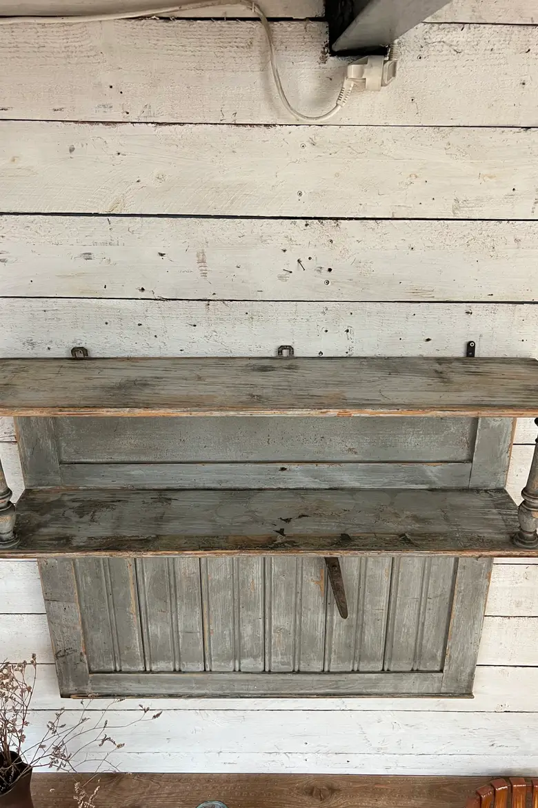 Ancienne étagère de cuisine