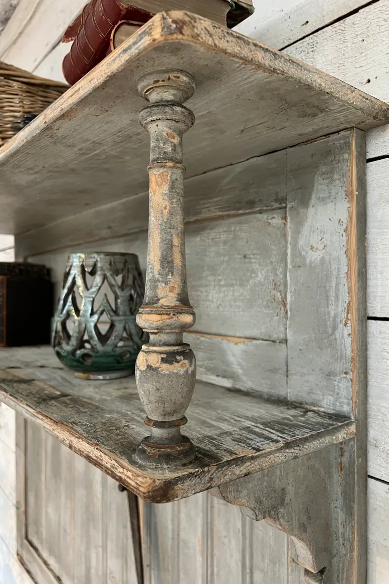 Ancienne étagère de cuisine